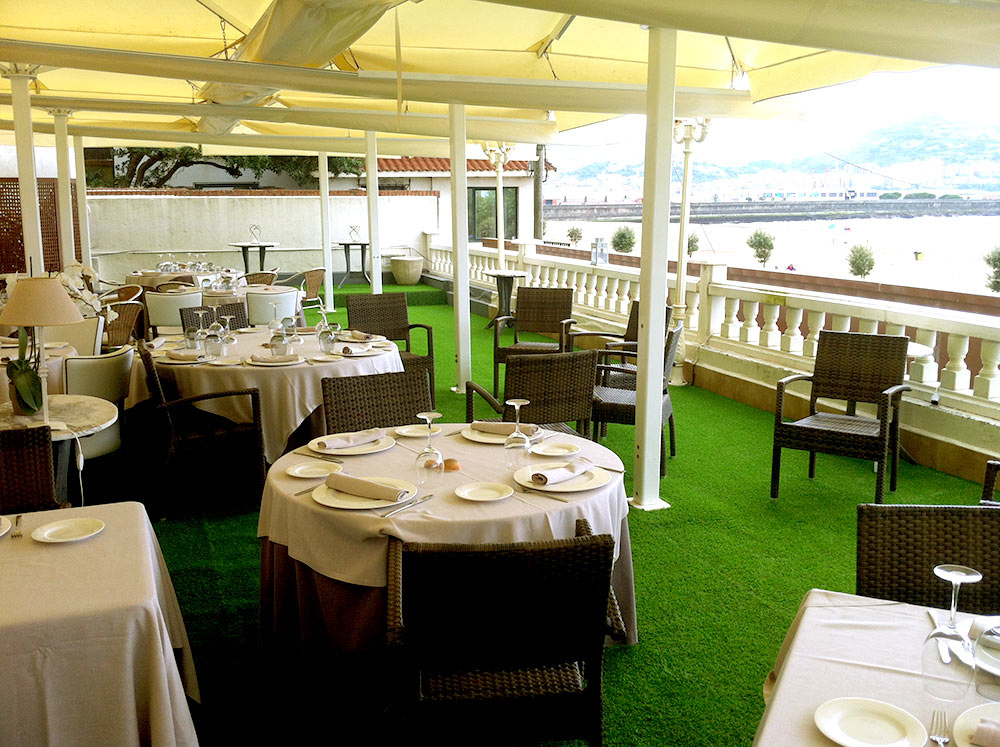 Césped artificial en la terraza del Hotel Tamarises.