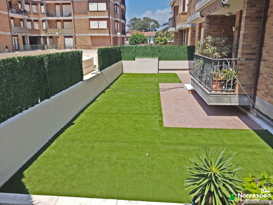 Césped artificial en urbanización en Noja