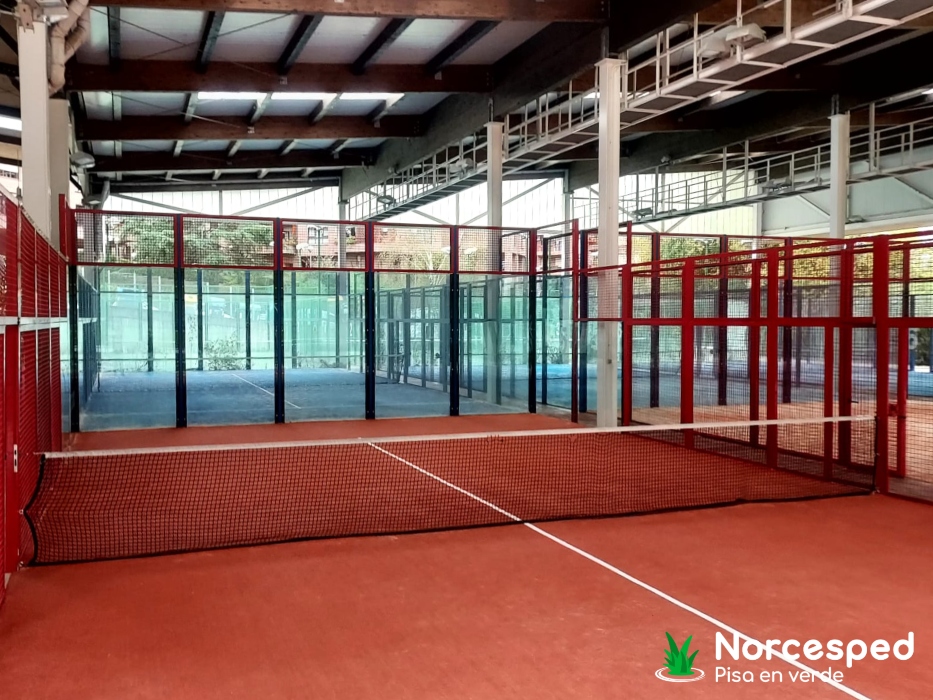 Césped artificial en pistas de Pádel del Polideportivo Etxadi