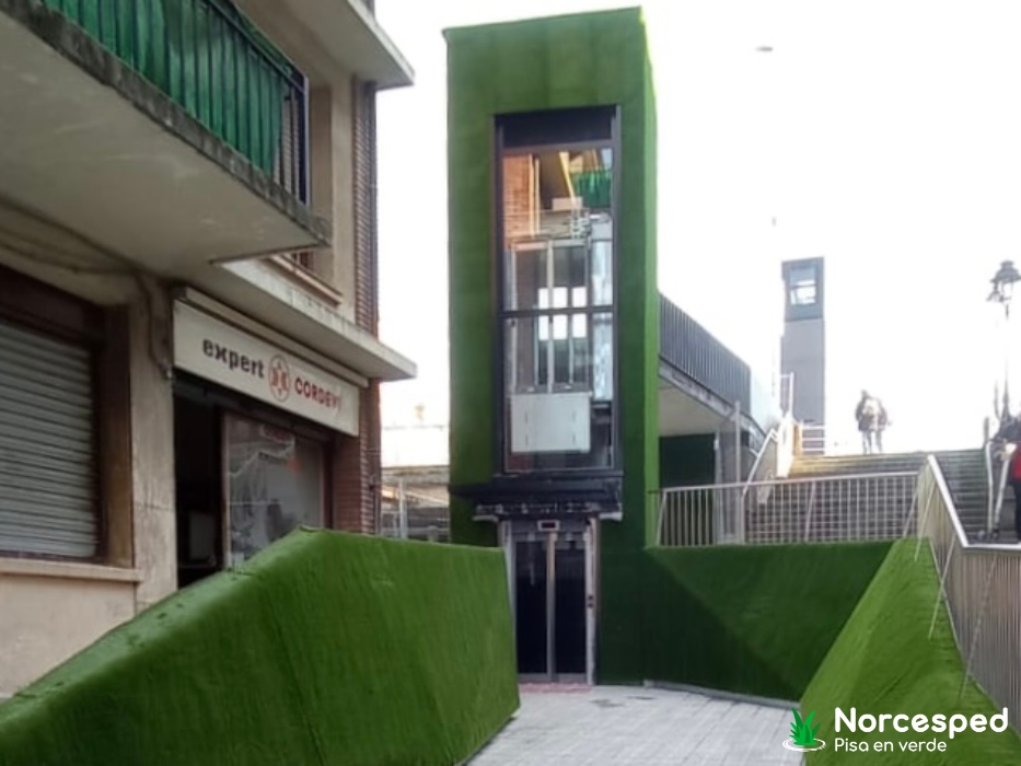 Césped artificial en ascensor en Etxebarri