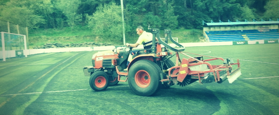 Cuidados anuales de campo de fútbol de césped artificial.